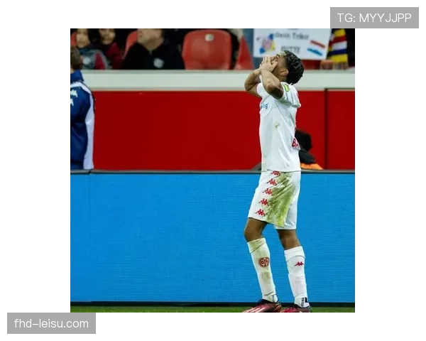 本菲卡主场1-0小胜巴黎,全场唯一进球来自一次经典的快速反击 本菲卡主场1-0小胜巴黎,全场唯一进球来自一次经典的快速反击